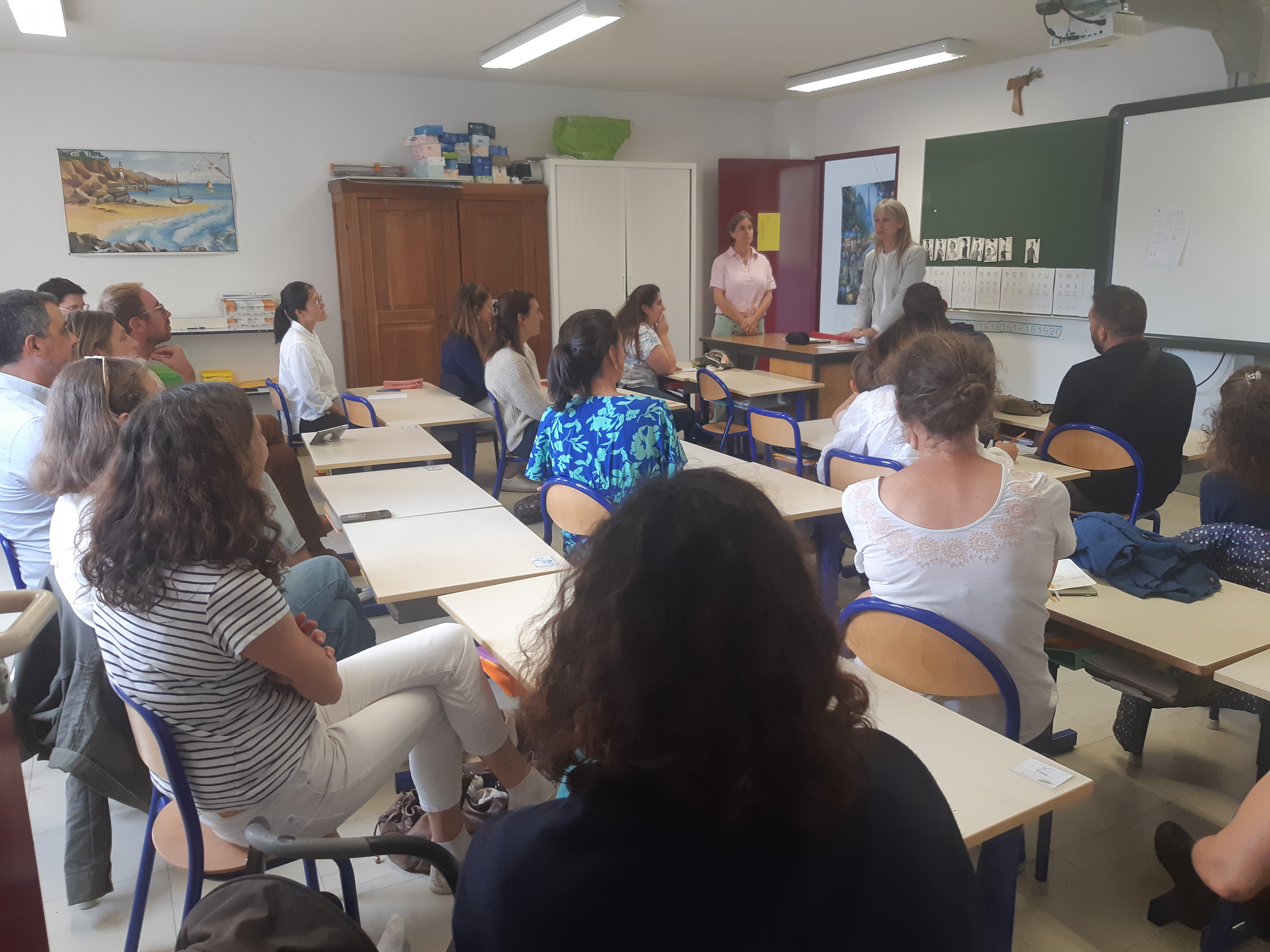 Madame Jaureguiberry donnent quelques informations aux familles de la classe de CP. 2024 09 12 réunion de rentrée avec les parents